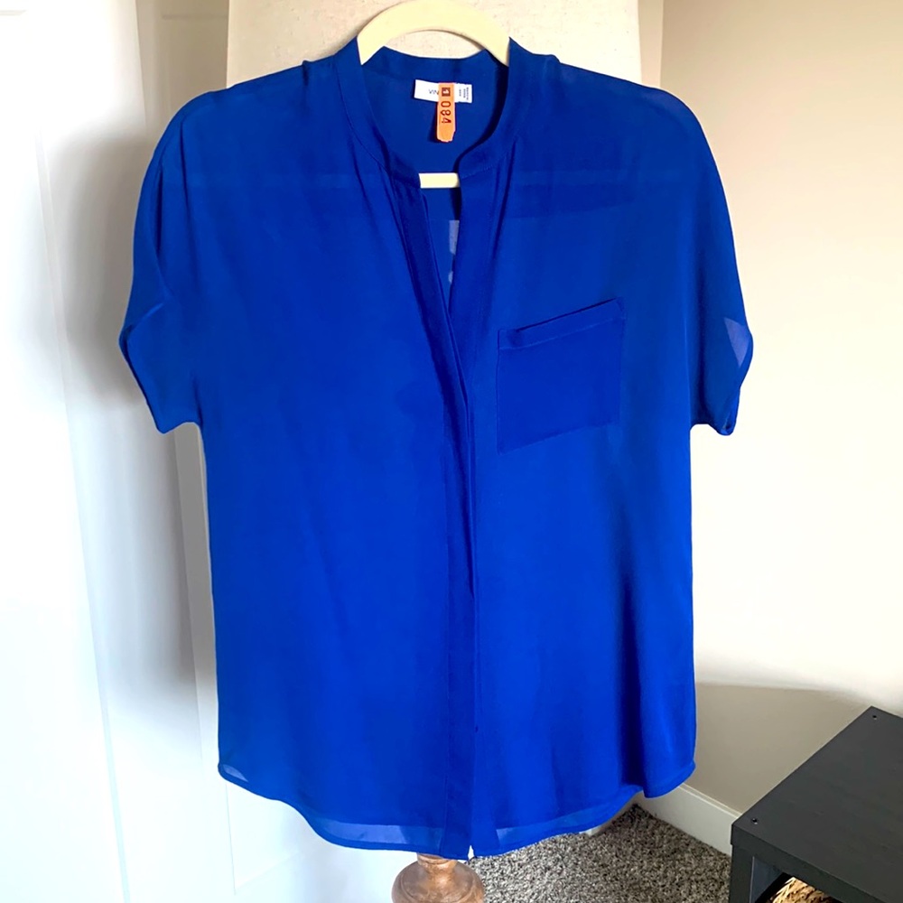 100% silk VINCE button up blouse, size xxs